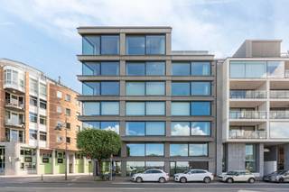 Iconisch hoekgebouw aan de Antwerpse Scheldekaaien. Zwart geslepen architectonisch beton met rigide frame en gevelbreedte van 21m.Een uitzonderlijk...