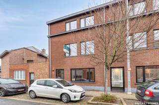 Schitterende nieuwbouw eengezinswoning met een bewoonbare oppervlakte van maar liefst 235 m²Deze prachtige woning verwelkomt u op het gelijkvloers...