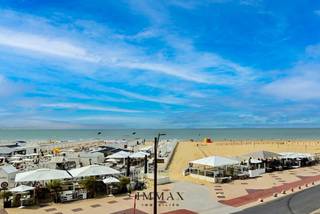Prachtig eigentijds appartement met een schitterend frontaal zeezicht, gelegen aan het Rubenplein in Knokke-Heist.Dit stijlvol appartement beschikt...