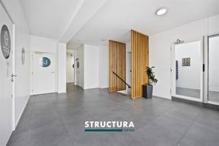Flat te koop op uitstekende locatie.Bent u op zoek naar een interessante investering of uw eerste woonst? Hier is een uitstekende kans!Gelegen op een centrale locatie, met gemakkelijke toegang tot het openbaar vervoer en andere voorzieningen.Het appartement is praktisch/modern ingericht en heeft veel natuurlijke lichtinval.Kenmerken:- Goede locatie, strategische ligging; dicht bij de belangrijkste toegangswegen, het openbaar vervoer en andere voorzieningen.- Praktische indeling- Veel potentieel- EPC: D- Afzonderlijke meters voor water, elektriciteit en gas- Veel natuurlijk daglicht- Gemeenschappelijke recreatieruimtes- Mogelijkheid om meerdere studio's aan te kopen- Huidige huurprijs : Bruto: 719 EUR × 12 = 8.628 € / U333 Netto: 498,02 EUR × 12 = 5.976,24 EUR- ....Wenst u meer informatie of een bezoek ter plaatse? Neem dan contact op met STRUCTURA op het nummer 02/460 80 46 of via info@structura.be.