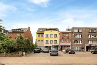 <p>Op een centrale ligging bevindt zich dit stijlvol gerenoveerde en bijzonder lichtrijke appartement met een bewoonbare oppervlakte van 93 m². Het appartement is gelegen op de tweede verdieping van een kleinschalig gebouw met slechts 3 appartementen en beschikt over een uitzonderlijk ruim terras van maar liefst 38,50 m² en een bovengrondse autostaanplaats.</p>
<p>Het appartement werd in 2019 grondig gerenoveerd, beschikt over EPC-label B en combineert een verzorgde, hedendaagse afwerking met veel lichtinval en een aangenaam wooncomfort.</p>
<p>Inkomhal op blauwe hardsteen met een apart gastentoilet voorzien van handenwasser.<br />De ruime L-vormige woonkamer (32m²) is afgewerkt met parket en geniet van veel lichtinval. <br />Aansluitend bevindt zich de volledig ingerichte keuken met kookeiland voorzien van een koelkast, vaatwasser, combi-oven met hetelucht- en microgolffunctie, inductiekookplaat met dampkap en een composiet werkblad. Aan het kookeiland werd bovendien een gezellige ontbijthoek met hoge stoelen voorzien. <br />Toegang naar het grote zonneterras van 39m² via een schuifdeur.<br />Naast de keuken bevindt zich een praktische berging/wasplaats op tegelvloer.</p>
<p>Verder beschikt het appartement over 2 slaapkamers, beide afgewerkt met laminaat. Eén van de slaapkamers is uitgerust met airconditioning met zowel koel- als verwarmingsfunctie.<br />De badkamer is ingericht met een ruime inloopdouche met regendouche en spiegelglas, een lavabo geïntegreerd in een badkamermeubel en een handdoekradiator.</p>
<p>Bij het appartement hoort een bovengrondse autostaanplaats, bereikbaar via een gemeenschappelijke toegangspoort. Vooraan aan het gebouw is bovendien bezoekersparking voorzien.</p>
<p>Het appartement bevindt zich in de Paalstraat, in het centrum van Schoten, met winkels, horeca, openbaar vervoer en tal van dagelijkse voorzieningen op korte afstand. Ook de belangrijkste verbindingswegen en omliggende gemeenten zijn vlot bereikbaar.<br /><br /><span>Extra:</span></p>
<ul>
<li>EPC-label B</li>
<li>Gerenoveerd in 2019</li>
<li>Elektrische installatie conform</li>
<li>Airconditioning warm/koud in één slaapkamer en woonkamer</li>
<li>Bovengrondse autostaanplaats achter gemeenschappelijke toegangspoort</li>
<li>Bezoekersparking vooraan</li>
<li>Raamdecoratie woonkamer en slaapkamer inbegrepen</li>
<li>Gemeenschappelijke kosten: € 80 per maand, inclusief blokpolis, syndicus, reservefonds en elektriciteit van de gemeenschappelijke delen</li>
</ul>
<p>Stedenbouwkundig uittreksel en asbestattest in aanvraag.</p>