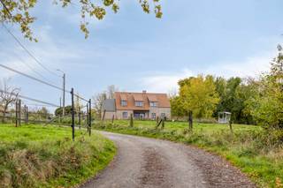 "Doe een bod vanaf" Bent u op zoek naar een ruime, moderne woning op een uitzonderlijke locatie midden in het groen? Dan zal deze...
