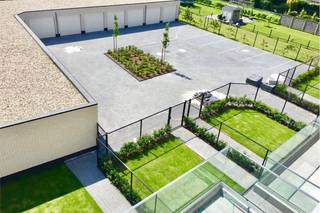 Vlakbij het centrum van Putte bevindt zich deze ruime garagebox achteraan residentie De Neuter.De garagebox is voorzien van een sectionaal poort,...