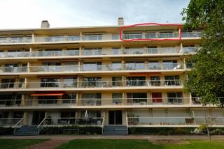 TE KOOP: Sfeervol, ruim en licht 2-slaapkamerappartement op de 5e (bovenste) verdieping met uitzicht op groen voor- en achteraan.
Je stapt binnen in de ruime inkomhal met ingemaakte kast. Door de opengewerkte toegangen tot de naastgelegen ruimtes maakt deze integraal deel uit van de woning.
Rechts ligt het royale salon met grote raampartijen, gezellige sierschouw en boekenrekken en een zuidgericht balkon met recente, elektrisch bediende luifels en uitzicht op de boomkruinen van de binnentuin.
Links ligt de keuken, voorzien van kasten en een elektrisch fornuis en dampkap. Deze behoeft een opfrisbeurt maar is wel onmiddellijk bruikbaar. Het naastgelegen berghok kan, net als de aanpalende eetkamer, eventueel mee geïntegreerd worden in de (eet)keuken.
Via de nachthal met ingemaakte kast bereik je de slaapkamers. De voorste geeft uit op het balkon, de achterste heeft zicht op het weelderige groen van Fort 5.
Tussen beide kamers vind je het toilet en de kleine maar gerieflijke badkamer met wastafel, douche en aansluiting voor een wasmachine.
Op het gelijkvloers is er nog een kelder en een ruime garage met water en elektriciteit voorziening.
Bijkomende troeven:
de verwarmingsketel van het gebouw zit pal boven het appartement en geeft gratis extra warmte in de winter.
Ondanks EPC D ’s winters nooit koud en ‘s zomers aangenaam fris.
In de ruimte boven het appartement kunnen bewoners hun was drogen.
Rust en de onmiddellijke nabijheid van groen. De achteringang ligt op het einde van een doodlopende straat, dus geen doorgaand verkeer en veel parkeerplaats. Je loop rechtstreeks Fort 5 in of wandelt naar Hof Ter Linden.
Supermarkt/bakker/slager/krantenwinkel/diverse scholen op wandelafstand.
Centrum Edegem op 10 minuten fietsen.
Vraagprijs: vanaf 265.000 €
EPC: D
Asbestattest en attest elektrische keuring aanwezig.
Bouwjaar 1967