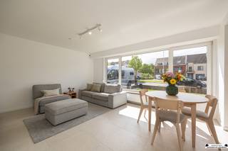 <p>Dit instapklare gelijkvloers appartement werd rond 2025 volledig gerenoveerd en bevindt zich op een uitstekende, centrale locatie in Schoten, vlakbij winkels, openbaar vervoer en belangrijke invalswegen.<br />Via de inkomhal betreedt u de lichtrijke leefruimte met open keuken. De moderne keuken is volledig uitgerust met alle noodzakelijke toestellen en biedt alle comfort voor dagelijks gebruik.<br />De leefruimte geniet bovendien van extra comfort dankzij de aanwezige rolluiken en airconditioning.<br />De prachtige badkamer is ingericht met een ruime inloopdouche en een modern lavabomeubel. Verder is er een apart gastentoilet aanwezig op de gang.<br />Het appartement beschikt over twee volwaardige slaapkamers, beide met directe toegang tot de privatieve achtertuin. Achteraan bevindt zich tevens een garage, die momenteel wordt benut als praktische opbergruimte.</p><p>Belangrijke elementen:<br />EPC: label C<br />Elektriciteit volledig vernieuwd!<br />Asbest: <br />Lage gemeenschappelijke kosten</p>