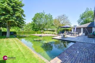 <p><span>Ruime instapklare gezinswoning op unieke locatie in Herent </span></p><p><span> </span></p><p><span>Welkom in deze ruime en instapklare gezinswoning, gelegen in een rustige doodlopende straat. </span></p><p><span>Hier geniet je dagelijks van privacy, rust en een groene omgeving. </span></p><p><span> </span></p><p><span>Op deze uitstekende ligging woon je midden in het groen, met uitzicht op de prachtige weides. Ook de winkels, scholen en belangrijke verbindingswegen zijn vlot bereikbaar.</span></p><p><span> </span></p><p><span>Bij aankomst word je meteen verwelkomd door een ruime inkomhal die de open en aangename sfeer van de woning meteen voelbaar maakt. </span></p><p><span> </span></p><p><span>De leefruimte baadt in het natuurlijke licht dankzij de grote raampartijen, die niet alleen zorgen voor een ruimtelijk gevoel, maar ook een prachtig uitzicht bieden op de groene tuin en de vijver. </span></p><p><span>Hier vloeien binnen en buiten moeiteloos in elkaar over en geniet je elk seizoen.</span></p><p><span> </span></p><p><span>Op het eerste verdiep: drie volwaardige slaapkamers en een bureau. Ook de ruime zolderverdieping kan perfect ingericht worden als extra slaapkamer, hobbyruimte of thuiskantoor. </span></p><p><span> </span></p><p><span>Met een bewoonbare oppervlakte van maar liefst 267 m² beschikt de woning over alle ruimte die je nodig hebt voor comfortabel gezinsleven.</span></p><p><span> </span></p><p><span>Op het mooie perceel van 12a60 vind je een prachtig aangelegde tuin. De vijver en jacuzzi creëren een unieke sfeer, ideaal om volledig te ontspannen na een drukke dag. </span></p><p><span> </span></p><p><span>Dankzij de aanwezigheid van een beschermd grondwaterwingebied geniet je bovendien van blijvende privacy en een groen uitzicht. </span></p><p><span> </span></p><p><span>De aanwezige zonnewering zorgt ervoor dat het ook binnen aangenaam vertoeven is tijdens warme dagen. </span></p><p><span>De carport biedt extra comfort en praktische parkeermogelijkheden aan huis.</span></p><p><span> </span></p><p><span>Deze woning biedt je het beste van twee werelden: wonen in alle rust en natuur, zonder in te boeten aan bereikbaarheid en comfort. Een warme thuis voor wie op zoek is naar ruimte, licht en een unieke groene woonomgeving.</span></p><p><span> </span></p><p><span>Wist je dat je de woning ook bemeubeld kan kopen? </span></p><p><span> </span></p><p><span>Interesse in een bezoek? Contacteer ons!</span></p><p><span> </span></p><p><span>015 20 36 00 - info@domoxim.be</span></p><p><span> </span></p><p><span>domoXim. Waar dromen thuis komen!</span></p><p><span> </span></p><p><span>Ook benieuwd naar de waarde van je </span><span>eigen</span><span> woning? Wij geven je graag advies.</span></p><p><span> </span></p><p><span> </span></p><p><span> </span></p>