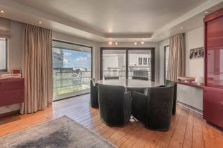 In de prestigieuze residentie New Gallery, op een absolute toplocatie aan het Albertstrand, bevindt zich dit ruime appartement met drie slaapkamers...