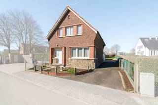 Deze woning is rustig en landelijk gelegen in het groen.Het gelijkvloers bestaat uit een ruime inkomhal, een lichtrijke woonkamer, een gedeeltelijk...