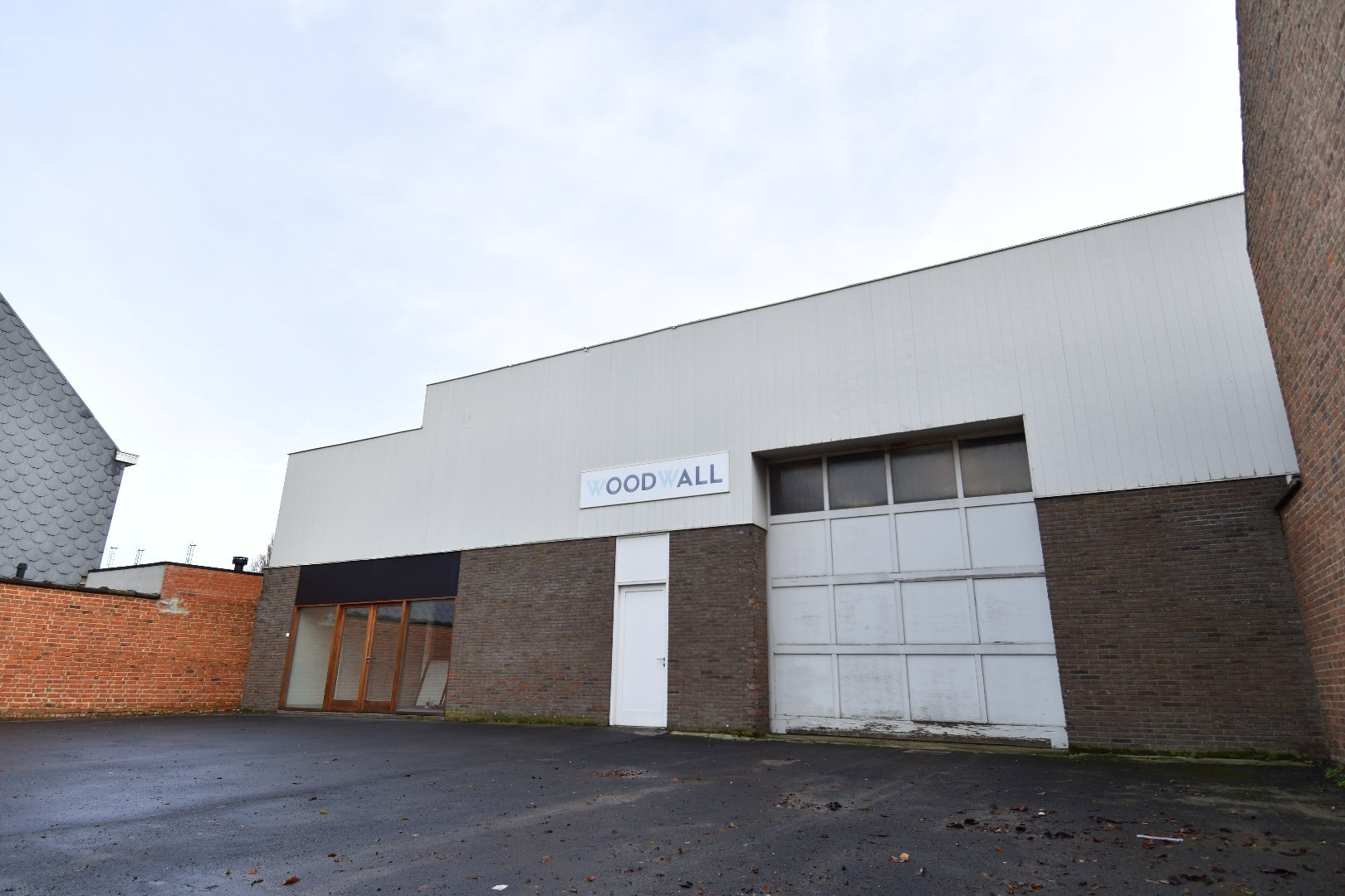 Ruime opslag- en bedrijfsruimtes van in totaal 1.459 m² op een perceel van 3.467 m²  met verzorgde gezinswoning in Bissegem - foto 2