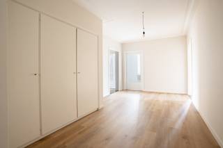 Dit lichtrijke hoekappartement bevindt zich in een karaktervol gebouw en biedt een aangename woonomgeving met veel natuurlijke lichtinval. Dankzij...