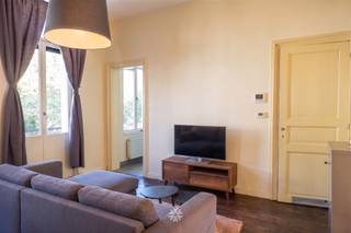 <p><span>GAND - Kasteellaan - Vous recherchez un appartement authentique et rénové, situé dans un emplacement de choix, à louer à Gand ? Alors, lisez vite la suite.</span></p><p><span> </span></p><p><span>Ses principaux atouts :</span></p><ul><li><span>appartement de caractère</span></li><li><span>terrasse ensoleillée</span></li><li><span>hauts plafonds et pièces lumineuses</span></li><li><span>pas de charges</span></li><li><span>facilement accessible en transports en commun et en voiture</span></li><li><span>à quelques pas du centre-ville</span></li></ul><p><span> </span></p><p><span>Agencement :</span></p><p><span>hall d'entrée avec WC invités, pièce à vivre, cuisine fermée équipée de tous les appareils, une chambre spacieuse (16 m²), petit débarras ou dressing, salle de bains équipée d'un meuble-lavabo et d'une douche. </span></p><p><span>Agréable terrasse spacieuse (en bankirai) et balcon côté rue. </span></p><p><span> </span></p><p><span>L'appartement dégage beaucoup de charme grâce à la conservation des parquets et des hauts plafonds.</span></p><p><span> </span></p><p><span>Informations importantes :</span></p><p><span>Disponible à partir du : 01/11/2026. Domicile obligatoire.</span></p><p><span>Loyer : € 875 / mois. Pas de charges communes. EGW (électricité, gaz et eau) à régler séparément.</span></p><p><span>PEP : B (192 kWh/m³ par an). </span></p><p><span> </span></p><p><span>Cet appartement magnifique vous intéresse ? Demandez vite une visite via notre site web www.axellenaerts.be !</span></p>