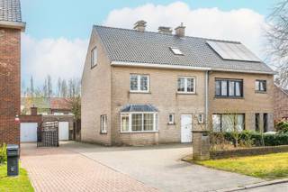 Welkom in de Drieske Nijperstraat 7 te Sint-Gillis-Waas.In het centrum van de gemeente vind je deze ruime half open bebouwing.Op de oprit kunnen...