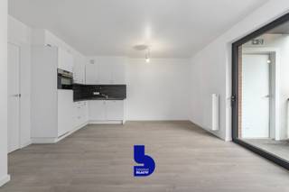 Deze studio bevindt zich op een uitstekende locatie in Oostende, op wandelafstand van het station en het strand.<br /><br />Gelegen in een recent gebouw (bouwjaar 2015) en aan de rustige achterzijde van het gebouw, verkeert deze studio in perfecte staat. De indeling omvat een lichtrijke leefruimte met open keuken, die uitgeeft op een aangenaam terras. Daarnaast is er een badkamer met aansluiting voor een wasmachine.<br /><br />De elektrische installatie is conform (blanco keuringsattest) en het appartement beschikt over een gunstig EPC-label B.<br />De woonst is momenteel verhuurd via Woonsprong. De huurovereenkomst kan worden opgezegd tegen 01/09/2027. De huidige huurprijs bedraagt € 507,11 per maand, vermeerderd met € 40 vaste kosten.<br /><br />Voor investeerders biedt dit pand interessante voordelen: er wordt slechts 7% registratierecht betaald in plaats van 12%.<br />Het appartement wordt verkocht onder het erfpachtstelsel.