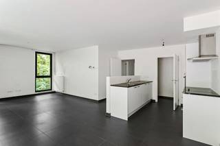 Dit appartement is zeer rustig gelegen in een bosrijke omgeving, doch centraal op een verbindingsweg tussen Mechelen en Lier, nabij het centrum...