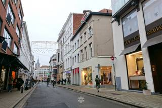 <p><span>GENT - Sint-Jansvest: Op zoek naar een</span><span> centraal gelegen gemeubeld appartement te huur in centrum Gent? </span><span>Dan is dit pand mogelijks iets voor u.</span></p><p><span> </span></p><p><span>De belangrijkste troeven in een notendop:</span></p><ul><li><span>Gelegen in het stadcentrum</span></li><li><span>Géén algemene kosten</span></li><li><span>Gemeubeld (inclusief wasmachine)</span></li><li><span>In de buurt van winkels, restaurants, openbaar vervoer,...</span></li></ul><p><span> </span></p><p><span>Indeling:</span></p><p><span>Inkomhal, open geïnstalleerde keuken, leef- en eetruimte, slaapkamer, badkamer (douche, toilet, lavabo en wasmachine), berging.</span></p><p><span> </span></p><p><span>Beschikbaar vanaf  16/03/2026. Domicilie verplicht.</span></p><p><span>Huurprijs: €870. Elektriciteit, gas en water afzonderlijk af te rekenen.</span></p><p><span> </span></p><p><span>Neem contact op met Axel Lenaerts makelaars voor een bezoek via onze website.</span></p><p><span> </span></p>