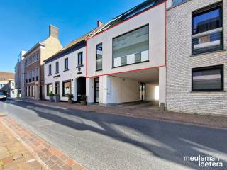 This very recently built apartment is located on Majoor Woodstraat, boasting an excellent location in the commercial center of Oostkamp.The apartment...