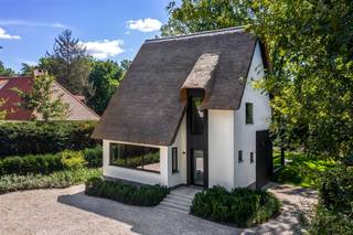 Hoogwaardig gerenoveerde villa in hartje Hof ter Linden OMGEVINGIn een van de meest gegeerde wijken van Schilde, vlakbij de St.-Ludgardisschool ligt...