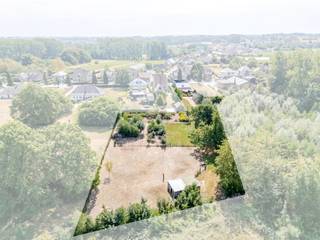 In het landelijke Letterhoutem, deelgemeente van Sint-Lievens-Houtem, bevindt zich deze vrijstaande villa met een uitgesproken industriële architectuur. De woning werd ontworpen met aandacht voor duurzaamheid én functionaliteit en staat op een indrukwekkend perceel van 5.275 m². Een bijzondere eigendom voor wie houdt van architectuur en ruimte, maar ook ideaal voor wie wonen en werken wil combineren. De open inkomhal met gastentoilet vloeit over in de indrukwekkende leefruimte met open keuken. Samen vormen ze maar liefst 135 m² aan open woonruimte. Grote raampartijen zorgen voor veel natuurlijk licht en een prachtig contact met de aangelegde tuin en het terras. De volledig ingerichte keuken beschikt over alle hedendaagse toestellen. Een bijzondere eyecatcher is de goederenlift in de leefruimte. Deze past perfect binnen de industriële architectuur en is tegelijk bijzonder praktisch om materiaal en spullen naar de verdieping te brengen. Verder bevindt zich op het gelijkvloers een zeer ruime berging en wasplaats met afzonderlijke toegang. Ook deze indeling biedt interessante mogelijkheden voor wie privé en professioneel gebruik onder één dak wil combineren. Op de eerste verdieping bevindt zich de master bedroom, momenteel ingericht op de vide en voorzien van een ensuite badkamer. Daarnaast zijn er nog twee ruime slaapkamers, een tweede badkamer en een afzonderlijke wasplaats/berging. Ook technisch werd aan comfort gedacht. De woning beschikt over 6 airco-units en twee regenwaterputten van elk 6.000 liter. Buiten zet het ruimtegevoel zich verder. De aangelegde tuin beschikt over een royaal terras en een ruime garage van 33 m². Achteraan bevindt zich een groot stuk weideland. Dankzij het totale perceel van 5.275 m² is deze eigendom dan ook bijzonder interessant voor dierenliefhebbers, hobbyisten of mensen die simpelweg dromen van veel eigen buitenruimte. Een unieke villa waar industriële architectuur, ruimte, wonen en werken op een bijzondere manier samenkomen. Interesse? Vraag uw bezoek aan via Immo Francois en ontdek ter plaatse de architectuur en mogelijkheden van deze eigendom.<br /><br />