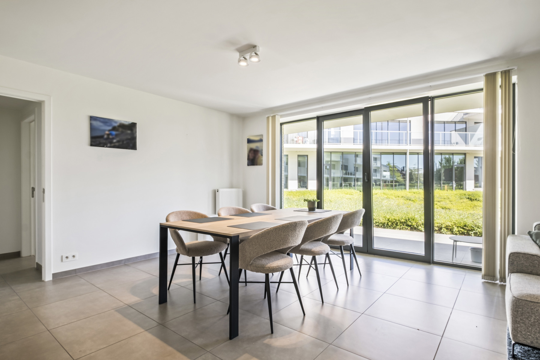 Ruim gelijkvloers 2‑slpk appartement (97 m²) met berging, autostaanplaats en terras van 33 m² — Sint‑Michiels - foto 5