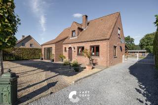 Opgeknapte gezinswoning met 3/4 slaapkamers gelegen op een onderhoudsvriendelijk perceel van 9 are 27 ca.<br />Deze woning is gelegen op wandelafstand van het centrum Kaulille en in goede verbinding met Bree, Peer en Hamont-Achel.<br />Ook de Nederlandse grens bevindt zich op maar liefst 6,5 km van de woning. <br /><br />Het pand beschikt over een zeer praktische indeling waardoor u vanuit de leefruimtes steeds zicht hebt op de riante tuin. Ideaal voor een gezin met kinderen.<br />Op zoek naar een praktijkruimte om mensen aan huis te kunnen ontvangen? Dan geniet je van een ruime kamer van 30m² om deze verder in te richten naar jouw wensen.<br />Het pand werd steeds met liefde onderhouden en recent voorzien van een nieuwe vloer in de living en badkamer op de eerste verdieping.<br />Mits kleine aanpassingen kan je een toekomstbestendig karakter creëren op de gelijkvloerse verdieping.<br /><br />De tuin is voorzien van twee ruime bergingen en is het heerlijk vertoeven onder de overkappingen.<br />Voldoende bergruimte is dus verzekerd!<br /><br />Indeling: (plan onder documenten)<br /><br />Gelijkvloers:<br />+ Inkomhal met apart toilet<br />+ Zithoek met inbouwcassette (hout)<br />+ Eethoek met zicht op de tuin<br />+ Eikenhouten keuken met vaatwasser<br />+ Polyvalente ruimte van 30m²!<br />+ Wasplaats/ achter inkomhal<br /><br />1ste verdieping:<br />+ Nachthal<br />+ Slaapkamer 1<br />+ Slaapkamer 2<br />+ Ruime slaapkamer 3<br />+ Op de slaapkamers zijn airco's aanwezig<br />+ Badkamer met toilet en douche<br /><br />2de verdieping:<br />+ Bergzolder toegankelijk via een luik<br /><br />Benieuwd naar deze woning en zijn mogelijkheden?<br />Neem contact met ons op en we helpen u graag dichtblij verder!