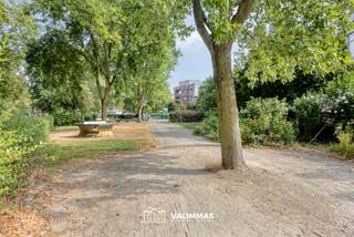 VALIMMAS verkoopt dit mooi gelegen en verzorgd appartement met terras en 2 kelders....    

Gelegen op de derde verdieping in een kleinschalig gebouw, en omvattende een living, een ingerichte open keuken, een ruime slaapkamer met toegang tot het terras, een badkamer met douche, en een toilet. Tevens 2 kelders inbegrepen in de prijs.    

Momenteel verhuurd sedert 01/11/2022 mits € 916,82/maand + € 80 lasten, opzeg voor eigen bewoning mogelijk mits opzegperiode van 6 maanden.   

Mooie ligging op de hoek met de Voltairelaan, in de nabijheid van het Josafatparkt. Diverse winkels, scholen en bus- en tramhaltes binnen wandelafstand...    
