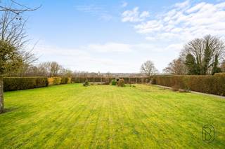 Op een rustige en groene ligging in Oudenaarde bevindt zich deze vrijstaande woning met open zicht op de omliggende natuur. De woning...
