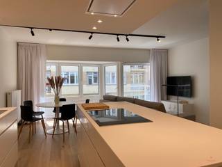 <p><span>Modern, bemeubeld appartement vlakbij de zeedijk te Oostende</span></p><p><span> </span></p><p><span>Geniet van een uitstekende ligging in Oostende, op slechts 50 meter van de zeedijk en het bruisende stadscentrum van Oostende.</span></p><p><span>Alle voorzieningen, winkels, restaurants en ontspanning bevinden zich binnen handbereik.</span></p><p><span>Dit 2-slaapkamer appartement werd recent gerenoveerd met oog voor kwaliteit en comfort, waarbij gebruik werd gemaakt van hoogwaardige materialen, waaronder een prachtige parketvloer.</span></p><p><span>Dit appartement wordt bemeubeld verhuurd.</span></p><p><span> </span></p><p><span>Indeling: inkomhal, toilet, badkamer, ruime woonkamer met open keuken, eerste slaapkamer met ensuite badkamer, tweede slaapkamer.</span></p><p><span> </span></p><p><span>Troeven:</span></p><p><span>- Hoogwaardige materialen</span></p><p><span>- Toplocatie</span></p><p><span> </span></p><p><span>Informatie:</span></p><p><span>- Beschikbaarheid: 15/01/2027</span></p><p><span>- Huurprijs: € 1.200 huur + € 130 syndicuskosten + € 40 internet en TV = € 1.370/maand</span></p><p><span>- Huurwaarborg: 3 maanden huur</span></p><p><span>- Extra kosten: eenmalige koste ten laste van de huurder voor de plaatsbeschrijving</span></p><p><span> </span></p><p><span>Interesse? neem contact op met Yana via 09 227 08 90 of yana@heritagevastgoed.be</span></p><p><span> </span></p>