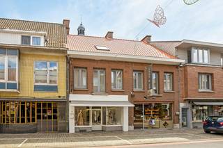 Handelspand met mogelijkheid tot woonst van ca. 163m² gelegen in de Manestraat te Roeselare. Dit strategisch gelegen pand biedt de unieke kans om wonen en werken te combineren, of kan volledig als commerciële ruimte of kantoor worden ingericht. Dankzij de grondige opfriswerken geniet u hier van een instapklare basis voor uw onderneming. <br /><br />Specificaties van het handelspand:<br /><br />- Totale bruikbare vloeroppervlakte van ca. 163m²<br /><br />- Gelijkvloers: winkelruimte, apart bureau, toilet en kelder <br /><br />- 1ste verdieping: leefruimte / open kantoorruimte en bergruimte<br /><br />- 2de verdieping: 2 slaapkamers en een badkamer <br /><br />- Volledige dakrenovatie uitgevoerd in 2024 <br /><br />- Diverse renovaties uitgevoerd in 2018 <br /><br />- Goedgekeurde elektriciteit <br /><br />- Voldoende parkeergelegenheid in de buurt<br /><br />Dit pand kan onderhevig zijn aan de renovatieverplichting die door de Vlaamse overheid wordt opgelegd voor niet-residentiële gebouwen. Consulteer voor meer informatie de website van het Vlaams Energie- en Klimaatagentschap via https://www.energiesparen.be/nr/renovatieverplichting.<br /><br />Bent u op zoek naar bedrijfsvastgoed bestaande uit een handelspand te koop in Roeselare? Aarzel dan niet om ons te contacteren op het nummer 051 21 22 23.<br /><br />Bestuursmaatregelen in het maatregelenregister: in aanvraag<br /><br />Deze AI-visualisaties zijn bedoeld als inspiratie. Er werd geen rekening gehouden met technische specificaties, stedenbouwkundige voorschriften of de concrete mogelijkheden tot realisatie.