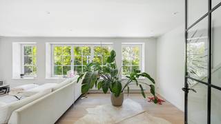 Cette magnifique maison  est située près de la Place Oosthoek avec une vue dégagée sur le Zwin. Hall d'entrée, petit garage pour voiturette de golf, scooters et vélos, 2 chambres avec salle de douche séparée, terrasse agréable et confortable. Au premier étage, il y a des toilettes pour les invités, un salon spacieux avec parquet, une cuisine de luxe équipée avec tous les appareils et un balcon. Au deuxième étage, se trouve la chambre principale avec une belle salle de bains attenante comprenant une baignoire, une douche et des toilettes, ainsi qu'un grenier. Disponible à partir du 15/07/2026.