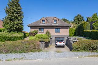 <p>Deze ruime villa met 4 slaapkamers bevindt zich in een residentiële en groene omgeving in Dilbeek, op een mooi perceel van 18a29. De woning onderging in 2015 verschillende renovaties en bevindt zich vandaag in degelijke en verzorgde staat, ideaal voor wie op zoek is naar ruimte, privacy en een combinatie van wonen en werken.</p><p>Via de inkomhal met gastentoilet en vestiaireruimte kom je terecht in de aangename leefruimte met veel natuurlijk licht. De vernieuwde en volledig ingerichte keuken sluit hier mooi op aan en biedt een prachtig zicht op de groene tuin. Dankzij de rustige ligging en de volwassen beplanting geniet je hier van veel privacy en een aangename woonomgeving.</p><p>Op het gelijkvloers bevindt zich daarnaast een praktische bureauruimte en een slaapkamer met douche, wat deze woning ook geschikt maakt voor gelijkvloers wonen of een multifunctionele invulling.</p><p>Een belangrijke troef van deze villa in Dilbeek is de afzonderlijke ingang naar de praktijkruimte. Deze ruimte is momenteel ingericht als schoonheidssalon en beschikt over een wachtruimte en een apart toilet. Ideaal voor een vrij beroep, zelfstandige activiteit of praktijk aan huis.</p><p>Op de eerste verdieping bevinden zich 3 ruime slaapkamers, elk uitgerust met een airco-installatie. Verder zijn er 2 badkamers, een afzonderlijk toilet en een extra zolderkamer die perfect dienst kan doen als hobbyruimte, dressing of extra bergruimte.</p><p>De woning is deels onderkelderd en beschikt over een ruime inpandige garage met voldoende opslagmogelijkheden. Voor de woning is er bovendien ruime parkeergelegenheid voorzien.</p><p>Deze villa combineert een groene en residentiële ligging met een praktische indeling en veel mogelijkheden voor grote gezinnen of zelfstandigen. Dankzij het EPC D en de conforme elektrische keuring geniet je bovendien van extra comfort en gemoedsrust. Ontdek zelf de ruimte, het licht en de rustige omgeving tijdens een bezoek.</p>