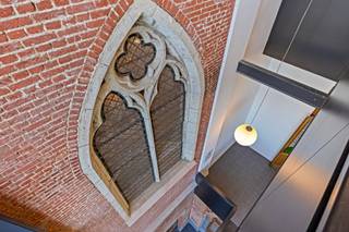<p><em>Deze ruime kantoorruimte situeert zich in de historische school- en kloostersite van het Immaculata Instituut biedt zijn toekomstige koper een oppervlakte van maar liefst 256m² bestaande uit 6 units. </em><br /><em>Het in 2019 gerenoveerde pand is gelegen op de 2de verdieping (bereikbaar via lift) en kent een centrale ligging in de Tiense binnenstad.<br /><br /></em><strong>Bijkomende troeven:</strong> instapklaar, een conforme keuring van elektriciteit en asbestvrij! <br /><br /><u>Beschrijving: </u><br />totale oppervlakte van 256m² bestaande uit 5 units, waaronder kantoren (30m², 22m², 32m², 40m² en 40m²) en een vergader- of polyvalente ruimte van 54m². Sommige kantoren beschikken reeds over een kitchenette. Ook sanitaire faciliteiten zijn aanwezig. <br /><br />Momenteel wordt het pand verhuurd aan 2 instanties (meer info op aanvraag). </p>