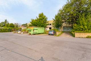 Dit magazijngebouw met kantoorruimte, garages en parkeerplaatsen, gelegen aan de Nijvelsesteenweg in Halle, biedt een perfecte combinatie van...