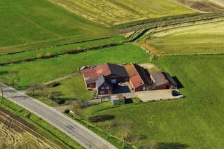 Charmante hoeve met gezinswoning, rustig gelegen en omgeven door uitgestrekte landerijen.De woning werd altijd zeer goed onderhouden en beschikt over...