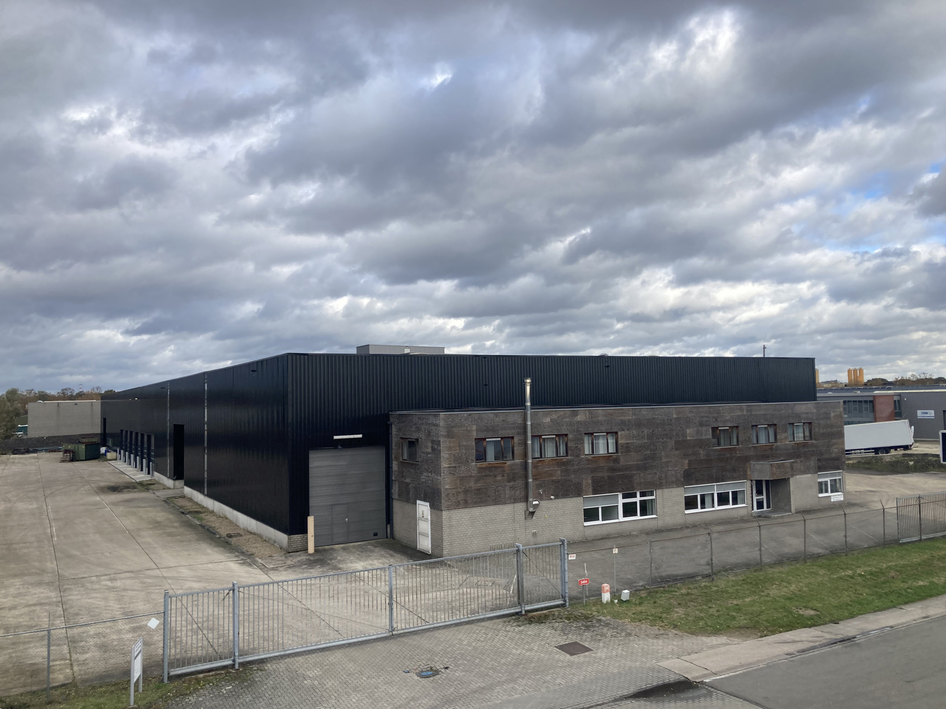 Bedrijfsgebouw met kantoren in Houthalen - foto 1