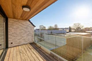 Laatste 4 appartementen!Aankoop à 6% btw mogelijk!Residentie Escautval is een exclusief nieuwbouwproject met een moderne architectuur en hoogwaardige, traditioneel gemetselde constructie. Dankzij 40 cm dikke muren met doorgedreven isolatie, ALU-ramen met superisolerend glas, een geïsoleerd zadeldak en akoestische isolatie geniet u van optimaal wooncomfort en rust. De 1 en 2-slaapkamerappartementen worden opgeleverd *klaar-voor-de-schilder*.De ruime terrassen (1,80 m tot 2,40 m breed) en zongeorienteerde leefruimtes zorgen voor maximaal licht en buitenbeleving. Verwarming en sanitair warm water gebeuren via een individuele lucht/water-warmtepomp met vloerverwarming, met actieve koeling en lage energiekosten als rechtstreeks voordeel. Ventilatiesysteem D met warmterecuperatie garandeert een gezond binnenklimaat.Elk appartement beschikt over zonnepanelen (voorziene E-peil E20) waardoor volledige vrijstelling van onroerende voorheffing gedurende 5 jaar wordt bekomen. De badkamers zijn luxueus afgewerkt met inloopdouche, dubbele wastafel en designmeubel. De volledig ingerichte keuken omvat kwaliteitsvolle toestellen.Verder een praktische “alles-uit”-drukknop, keramische vloertegels, parketvinyl in de slaapkamers, een individuele berging, fietsenstalling en parkeerplaatsen met voorziening voor laadpaal. De bovenste appartementen hebben een zolder (+/- 50 m²) als extra.