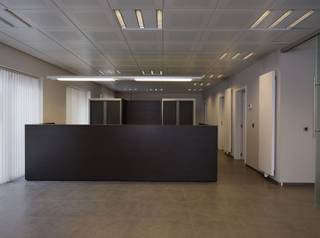 <p>Centraal gelegen gelijkvloerse kantoorruimte</p><p>Deze centraal gelegen gelijkvloerse kantoorruimte combineert een professionele uitstraling met een praktische en efficiënte indeling en maakt deel uit van een verzorgd en goed onderhouden appartementsgebouw. Het pand is bijzonder geschikt voor vrije beroepen, zelfstandigen of kleine ondernemingen die op zoek zijn naar een instapklare en representatieve werkplek.</p><p>De kantoorruimte verkeert in uitstekende staat van onderhoud en beschikt over een aangename inkom met balie en wachtplaats, twee afzonderlijke kantoren die optimale rust en privacy bieden, een aparte vergaderzaal, een moderne keukenruimte met refterfunctie, een volledig uitgerust sanitair gedeelte en een praktische berging. Dankzij deze doordachte indeling kan de ruimte onmiddellijk in gebruik worden genomen zonder bijkomende investeringen.</p><p>Door de gelijkvloerse ligging en de centrale locatie is het kantoor vlot bereikbaar en gemakkelijk toegankelijk voor zowel cliënten als medewerkers. Dit maakt van deze eigendom een interessante opportuniteit voor wie zichtbaarheid, comfort en functionaliteit wenst te combineren.</p><p>Deze eigendom wordt aangeboden via het verkoopproces via het online biedingsplatform COVAST. De vermelde prijs betreft een startprijs. Als koper betaalt u de commissie op de uiteindelijke aankoopprijs.</p>