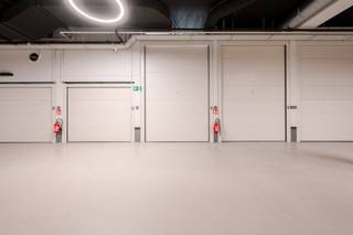 Gelegen in het exclusieve hart van het Zoute, onder het prestigieuze Albertplein, bevindt zich deze ruime en afgesloten garagebox. Dankzij de ligging op niveau -1 geniet u van een vlotte en comfortabele toegang.<br /><br />De garagebox onderscheidt zich door zijn hoogwaardige afwerking en biedt een veilige en praktische oplossing voor uw wagen of extra opslagruimte.