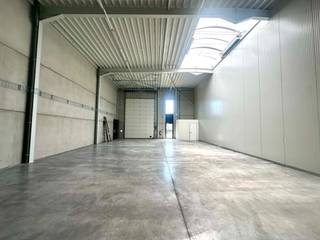 <strong>Multifunctionele nieuwbouw KMO-unit van ca. 205 m², ideaal als bedrijfsruimte, atelier, opslagruimte of combinatie van magazijn en werkplaats.</strong> De unit maakt deel uit van het kwalitatieve KMO-park Wildebeek, ontwikkeld op de voormalige Dekaply-site op de grens van Aalst en Denderleeuw.<br />Het bedrijvenpark geniet een uitstekende ligging langs de E40 en is perfect zichtbaar vanaf de snelweg. Dankzij de centrale ligging tussen Brussel en Gent vormt deze locatie een ideale uitvalsbasis voor kleine en middelgrote ondernemingen.<strong> Deze volledig afgewerkte unit beschikt over een lichtkoepel die zorgt voor een aangename natuurlijke lichtinval, alle nodige verlichting, een 380V-aansluiting en een aparte sanitaire cabine met toilet en wasbakje. Voor de unit bevinden zich bovendien twee privatieve parkeerplaatsen, inbegrepen in de huurprijs. </strong>De site ligt op slechts 2,5 km van de oprit van de E40 en op 2,3 km van de N45 richting Ninove. Het centrum van Aalst bevindt zich vlakbij. De reistijd bedraagt ongeveer 22 minuten naar de Brusselse Ring (R0) en 23 minuten naar de Gentse Ring (R4).<br /><strong>Maandelijkse huurprijs: € 1.480 excl. btw.<br />Vaste gemeenschappelijke kosten: € 220 per maand.<br />Voorschot voor water en elektriciteit: € 100 per maand.</strong><br />Interesse in deze instapklare KMO-unit? Contacteer Stephanie via stephanie@immodelestre.be of 0474 33 27 85 voor meer informatie of een bezoek ter plaatse.