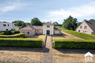 MOL-WEZEL: Prachtig landhuis met openluchtzwembad op ca. 75are.<br /><br />Bijzonderheden:
<ul><li>Ruime lichtrijke living</li><li>Keuken voorzien van alle inbouwapparatuur met ontbijthoek</li><li>Masterbedroom annex badkamer op begane grond</li><li>2 slaapkamers en badkamer op verdieping</li><li>Inpandige garage met vaste trap naar zolder</li><li>Volledig voorzien van kruipkelder</li><li>Vloerverwarming</li><li>Zuidelijk georiënteerde tuin met groot (deels overdekt) terras en openluchtzwembad</li><li>Schuur/ bergruimte met technische installatie zwembad</li><li>Extra weiland, interessant voor paardenliefhebbers</li></ul>