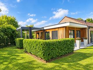 <p>** www.elshoutlaan37.be ** meer info en foto's!</p><p>Elshoutlaan 37 is een vrijstaande woning uit 1988, gelegen achteraan in een doodlopende straat in de groene en aangename wijk Lochtenberg in Sint-Job-in-'t-Goor.</p><p>De woning biedt alle comfort van gelijkvloers wonen en beschikt over een ruime, lichtrijke woonkamer, drie slaapkamers, waarvan één momenteel is ingericht als dressing, een royale badkamer, een praktische berging en wasplaats, en een ruime zolder.</p><p>Dankzij de vele raampartijen geniet vrijwel elke ruimte van een mooi uitzicht op de tuin. Dit zorgt voor een overvloed aan natuurlijk licht en een aangename verbinding tussen binnen en buiten.</p><p>De bijzonder ruime leefkeuken vormt een van de blikvangers van de woning en is volledig uitgerust met inbouwtoestellen en een Quooker-kokendwaterkraan. Via de inkomhal, voorzien van een vestiaire en een afzonderlijk gastentoilet, betreedt u de woning.</p><p>** www.elshoutlaan37.be ** meer info en foto's!</p>