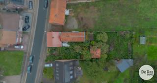 NINOVE – Uitstekend gelegen bouwgrond voor HOB of OB met 6% BTW bij wederopbouw<br /><br />Op een aantrekkelijk perceel met een straatbreedte van ca. 16 meter in Ninove (woongebied met landelijk karakter) bevindt zich deze bouwgrond met tal van realisatiemogelijkheden. Het terrein leent zich uitstekend voor het bouwen van een kwalitatieve halfopen bebouwing met een maximale gevelbreedte van ca. 13 meter (rekening houdend met de verplichte zijdelingse bouwvrijestrook van 3 meter). Daarnaast is ook de oprichting van een vrijstaande open bebouwing mogelijk, mits het aanvragen van een verkavelingsafwijking. Het perceel maakt deel uit van een goedgekeurde verkaveling voor twee loten. Op de grond staat momenteel nog een te slopen constructie (EPC 1213 kWh/(m²jaar)), wat financieel een groot voordeel biedt: bij afbraak en heropbouw kan u onder voorwaarden genieten van 2% registratierechten op de aankoop én het verlaagde btw-tarief van 6% op de nieuw en/of heropbouw. <br /><br />Kortom, een unieke kans voor wie op zoek is naar een prachtig perceel om een droomwoning op maat te bouwen! Interesse? Neem gerust contact op via 053606560.