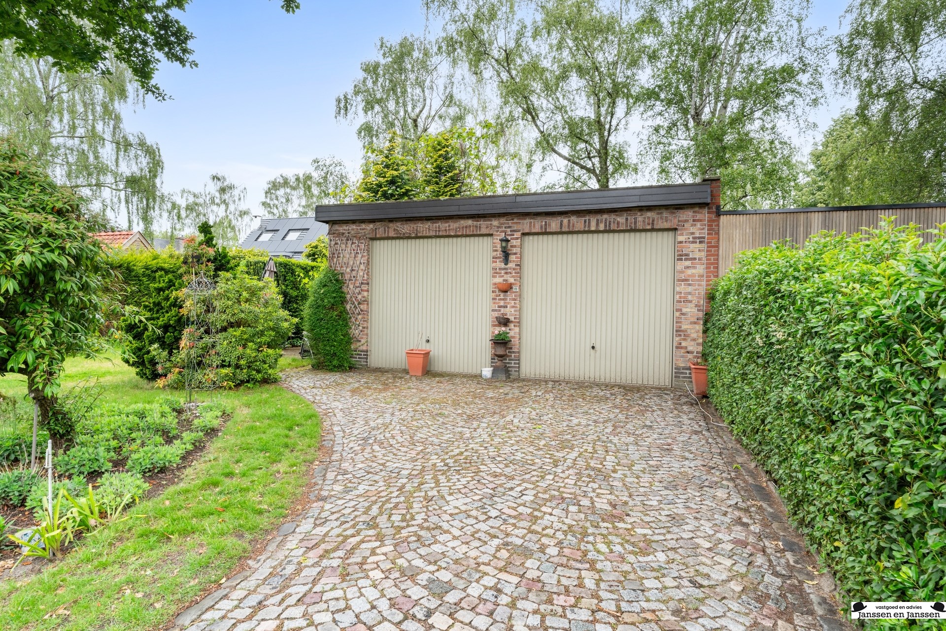 Ruime open bebouwing met prachtige tuin te Ekeren - foto 4