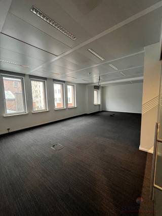 Instapklare kantoren te huur in het hart van de Europese wijk. De kantoren hebben een uitstekende ligging ten opzichte van de Europese instanties, het Luxemburgplein en diverse restaurants/bars. Het gebouw is verder efficiënt bereikbaar per auto alsook per metro (Maalbeek) en per trein (Brussel-Luxemburg & Brussel-Schuman).<br /><br />Parking beschikbaar: 1 per verdieping à €1.650<br /><br />