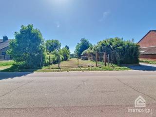 ✅ PLUSPUNTEN:<br />📍 Rustige straat met landelijke charme, nabij centrum en uitvalswegen<br />📐 Perceeloppervlakte: 1.100 m² - perceelsbreedte 12 meter<br />🏡 Type bebouwing: Halfopen (linker zijgevel tegen aanpalende buur)<br />🏗️ Gunstige bouwvoorschriften<br />🧭 Oriëntatie tuin: Zuid-Oost, grote tuinoppervlakte<br /><br />ALGEMEEN:<br />Ben je op zoek naar een ruim stuk bouwgrond op een rustige, groene locatie maar toch vlakbij het centrum van Heusden-Zolder? Dan is dit perceel precies wat je zoekt! Links van huisnummer 63 ligt dit perceel grond, ideaal voor een halfopen bebouwing met een perceelbreedte van 12 meter en een perceeldiepte van maar liefst 90 meter. De tuin is perfect georiënteerd op het zuidoosten voor optimale zoninval. Bovendien geniet je hier van een landelijke omgeving, zonder in te boeten op bereikbaarheid: vlotte aansluiting op het Klaverblad (E313/E314) en goede mobiliteitsscore naar voorzieningen in de buurt.<br /><br />BOUWVOORSCHIRFTEN:<br />Bestemming op het gewestplan: woongebied (53%) en woonuitbreidingsgebied (47%)<br />Deels gelegen in het BPA (Bijzonder Plan van Aanleg) Geenrijt (ouder dan 15 jaar).<br />Gelegen in een goedgekeurde verkaveling: de volledige verkavelingsvoorschriften of voorschriften van het BPA kan u terugvinden bij 'DOWNLOADS'.
<ul>
<li>Maximale diepte gelijkvloers: 12 meter + 5 meter voor aanhorigheden (dus 17 meter totale diepte)</li>
<li>Maximale kroonlijsthoogte: 6 meter</li>
<li>Dakhelling: 40°</li>
<li>Minimale afstand tot zijdelingse perceelsgrens: 3 meter</li>
<li>Vrijstaande bijgebouwen (als bergplaats) tot max. 30 m²</li>
</ul>
<br />Wil u vooraf de haalbaarheid van uw project aftoetsen? Neem dan contact op met de dienst ruimtelijke ordening van gemeentebestuur Heusden-Zolder. <br /><br />FINANCIERING:<br />Opgelet: maak tijdig een afspraak zodat u zich op voorhand kan bevragen over de mogelijkheden.<br />Kandidaat-kopers die hun financiële plaatje al hebben voorbereid, wekken altijd meer vertrouwen.<br /><br />CONTACT:<br />🎯 Een uitstekende investering voor wie rustig en ruim wil wonen, met voldoende privacy en toekomstmogelijkheden.<br />📞 Interesse? Neem vandaag nog contact op voor meer informatie of een plaatsbezoek!<br />📧 nicky@immosign-plus.be | 📱 +32 89 87 03 67