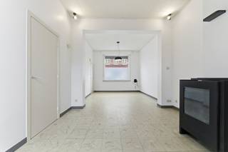 Huis te koop in Ieper centrum met 3 slaapkamers, koer en vaste trap naar de zolder. Mogelijkheid tot minimum 2 extra kamers...