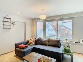 Ontdek deze prachtige, instapklare duplex op een toplocatie in Brugge, op slechts enkele minuten wandelen van het historische stadscentrum. Ideaal voor wie op zoek is naar een combinatie van modern comfort en de charme van de stad.<br /><br />Indeling (58,8m² netto oppervlakte): <br />Glvl.: inkomhal met mogelijkheid voor een vestiaire<br /><br />1°V.: <br />- woonkamer <br />- open keuken voorzien van keramische kookplaat, dampkap, oven, microgolf, frigo, diepvries, dubbele spoelbak en vaatwasser<br />- apart toilet <br />- aansluiting wasmachine voorzien in de ingemaakte kastruimte <br />- terras (5m²). <br /><br />2°V.: <br />- slaapkamer met<br />- aansluitende dressing<br />- badkamer voorzien van ligbad met douchescherm, spiegelkast, lavabo in meubel en toilet<br /><br />Troeven:<br />- ruime en lichte woonkamer<br />- volledig uitgeruste open keuken <br />- gelegen in een rustige straat <br /><br />Bestuursmaatregelen in het maatregelenregister: in aanvraag