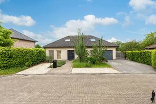 Ruime woning van ca. 237m² te MalleGelegen in een rustige doodlopende straat in Oostmalle, vindt u deze ruime en functioneel ingedeelde gezinswoning...