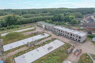 Welkom bij Groene Boort, een aantrekkelijk nieuw woonproject in het hart van Boortmeerbeek, gelegen aan de Wespelaarsebaan 55. <br /><br />De werken gaan vlot vooruit en de eerste contouren van de woningen zijn al duidelijk zichtbaar, wat het project tot leven brengt. <br /><br />Dit project omvat 42 gezinswoningen met 2 tot 4 slaapkamers, bewoonbare oppervlaktes van 120 tot 165 m² en een privatieve tuin. Elke woning is ontworpen met oog voor energiezuinigheid en voldoet aan het BEN20-label of beter. Je hebt bovendien nog de vrijheid om de afwerking volledig af te stemmen op je eigen stijl en voorkeur. <br /><br />Ondergronds parkeren zorgt voor een rustige en kindvriendelijke omgeving op het woonerf. <br /><br />Dankzij de ligging vlak bij het dorpscentrum woon je rustig, maar toch centraal. <br /><br /><span>Voor wie aan de wettelijke voorwaarden voldoet, is het verlaagde btw-tarief van 6% mogelijk. </span><br /><br />Interesse? Neem contact met ons op of plan je afspraak eenvoudig via onze website.