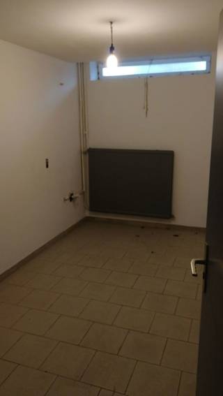<p>immo DAVID stelt voor: ruime gesloten garagebox van maar liefst 30m². De garagebox biedt heel wat meer dan enkel parkeergelegenheid. Er is elektriciteit aanwezig en bovendien beschikt de ruimte over een praktisch toilet, wat zorgt voor extra comfort en gebruiksmogelijkheden. Achteraan bevindt zich een ruime berging, die perfect kan worden ingericht als atelier, hobbyruimte of bureel. Hierdoor is deze garagebox niet alleen interessant als extra parkeerplaats maar ook als handige opslag-of werkruimte. De garagebox is gelegen achteraan in een doodlopende straat, wat zorgt voor een rustige en discrete ligging. Dankzij de strategische locatie nabij Brussel en de Ring R0 is de garagebox bovendien vlot bereikbaar en bijzonder interessant voor wie op zoek is naar extra opslagruimte, een werkplek of een combinatie van garage en berging.</p>