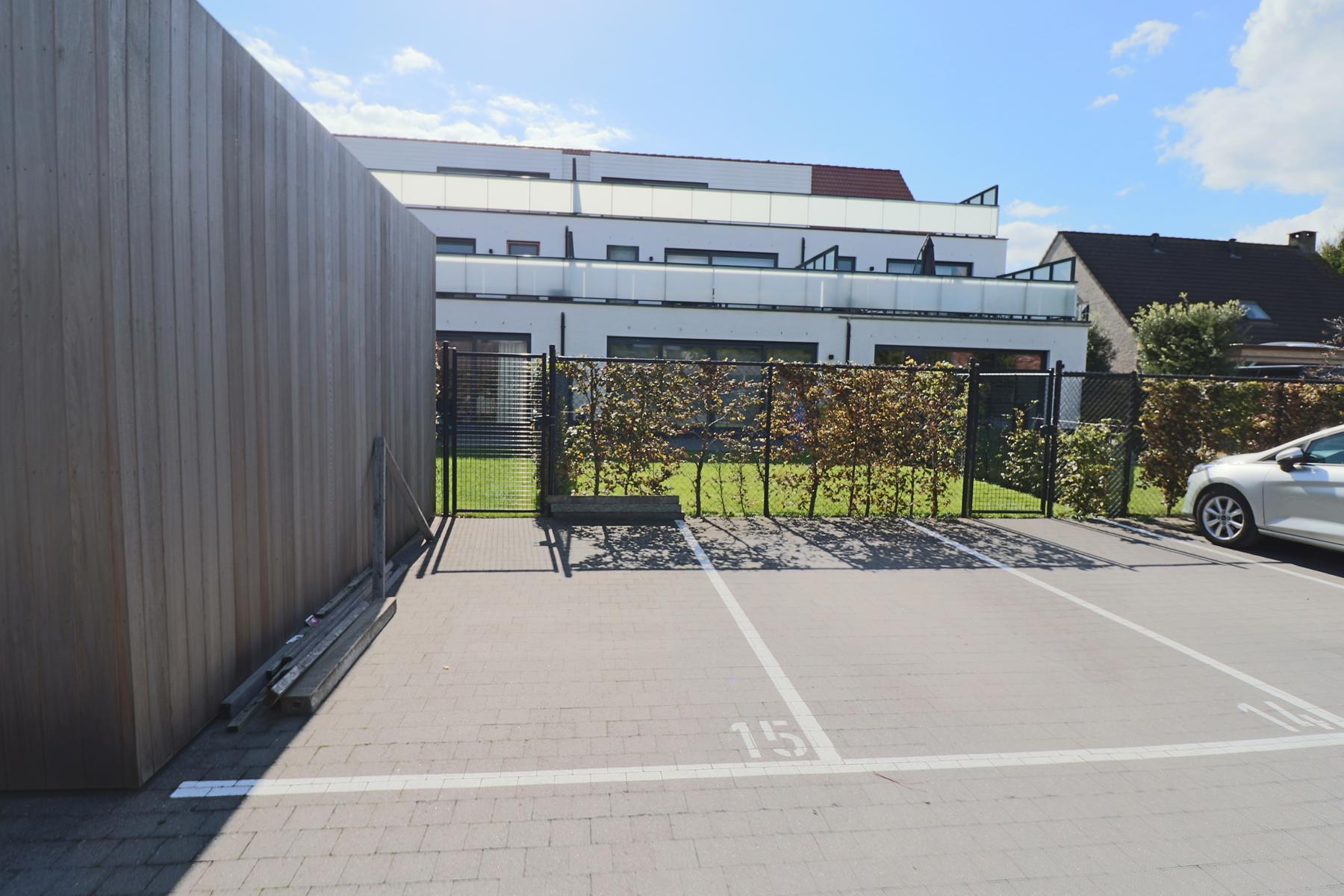 Een autostaanplaats P15 achter het appartementsgebouw. - foto 3